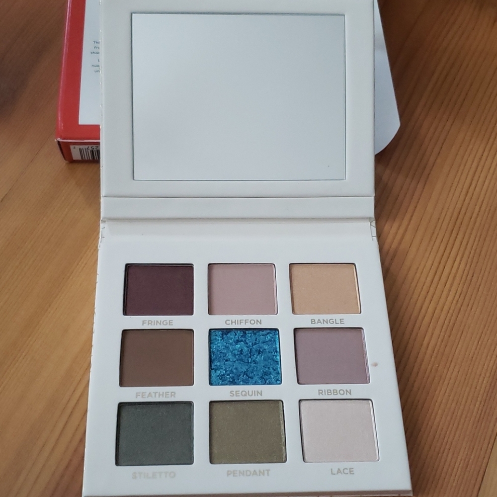 Velvet eye shadow palette - Iconic